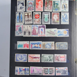 Vrac philatélique de timbres du monde neufs et oblitérés en un carton.