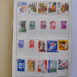 Vrac philatélique de timbres du monde neufs et oblitérés en un carton.