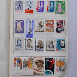 Vrac philatélique de timbres du monde neufs et oblitérés en un carton.