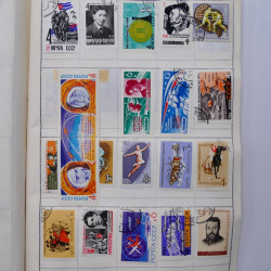 Vrac philatélique de timbres du monde neufs et oblitérés en un carton.