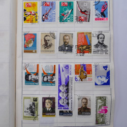 Vrac philatélique de timbres du monde neufs et oblitérés en un carton.