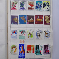 Vrac philatélique de timbres du monde neufs et oblitérés en un carton.