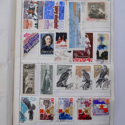 Vrac philatélique de timbres du monde neufs et oblitérés en un carton.