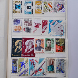 Vrac philatélique de timbres du monde neufs et oblitérés en un carton.