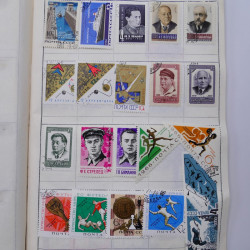 Vrac philatélique de timbres du monde neufs et oblitérés en un carton.