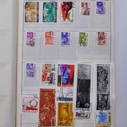 Vrac philatélique de timbres du monde neufs et oblitérés en un carton.