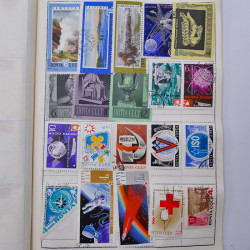 Vrac philatélique de timbres du monde neufs et oblitérés en un carton.