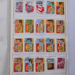 Vrac philatélique de timbres du monde neufs et oblitérés en un carton.