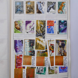 Vrac philatélique de timbres du monde neufs et oblitérés en un carton.