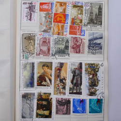 Vrac philatélique de timbres du monde neufs et oblitérés en un carton.