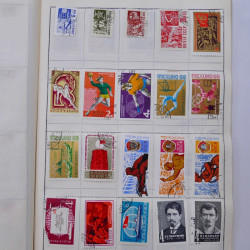 Vrac philatélique de timbres du monde neufs et oblitérés en un carton.