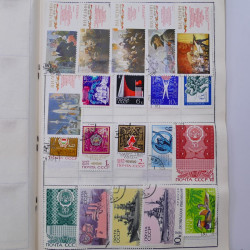 Vrac philatélique de timbres du monde neufs et oblitérés en un carton.