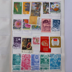 Vrac philatélique de timbres du monde neufs et oblitérés en un carton.