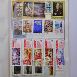 Vrac philatélique de timbres du monde neufs et oblitérés en un carton.