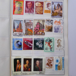 Vrac philatélique de timbres du monde neufs et oblitérés en un carton.