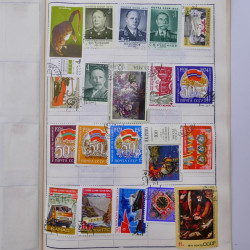 Vrac philatélique de timbres du monde neufs et oblitérés en un carton.