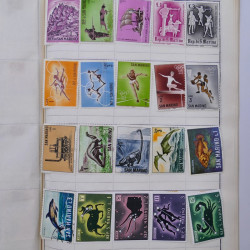 Vrac philatélique de timbres du monde neufs et oblitérés en un carton.