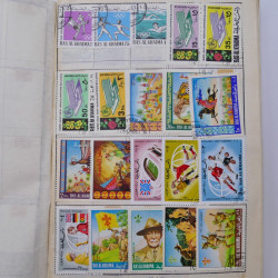 Vrac philatélique de timbres du monde neufs et oblitérés en un carton.