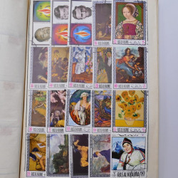 Vrac philatélique de timbres du monde neufs et oblitérés en un carton.