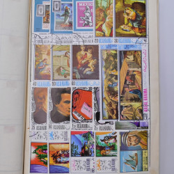 Vrac philatélique de timbres du monde neufs et oblitérés en un carton.