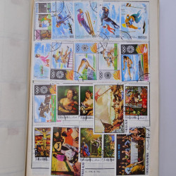 Vrac philatélique de timbres du monde neufs et oblitérés en un carton.