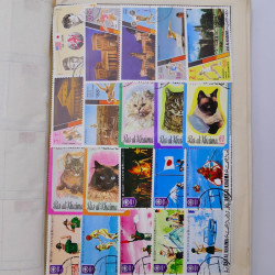 Vrac philatélique de timbres du monde neufs et oblitérés en un carton.