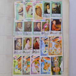 Vrac philatélique de timbres du monde neufs et oblitérés en un carton.