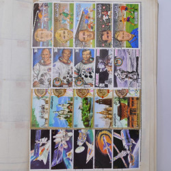 Vrac philatélique de timbres du monde neufs et oblitérés en un carton.