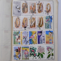 Vrac philatélique de timbres du monde neufs et oblitérés en un carton.