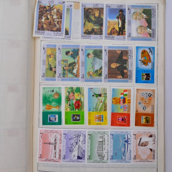 Vrac philatélique de timbres du monde neufs et oblitérés en un carton.