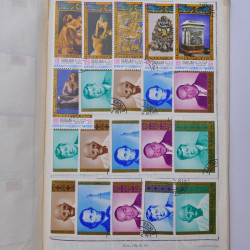 Vrac philatélique de timbres du monde neufs et oblitérés en un carton.