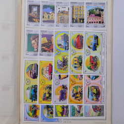 Vrac philatélique de timbres du monde neufs et oblitérés en un carton.