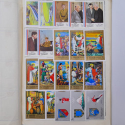 Vrac philatélique de timbres du monde neufs et oblitérés en un carton.