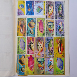 Vrac philatélique de timbres du monde neufs et oblitérés en un carton.