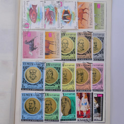 Vrac philatélique de timbres du monde neufs et oblitérés en un carton.
