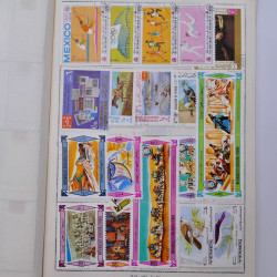 Vrac philatélique de timbres du monde neufs et oblitérés en un carton.