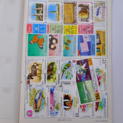 Vrac philatélique de timbres du monde neufs et oblitérés en un carton.