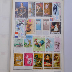 Vrac philatélique de timbres du monde neufs et oblitérés en un carton.