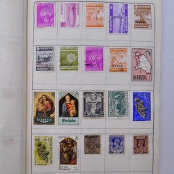 Vrac philatélique de timbres du monde neufs et oblitérés en un carton.