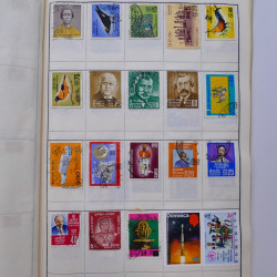 Vrac philatélique de timbres du monde neufs et oblitérés en un carton.