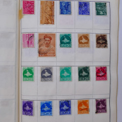 Vrac philatélique de timbres du monde neufs et oblitérés en un carton.