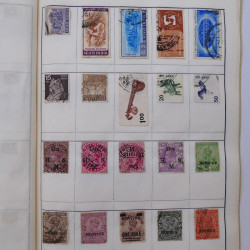 Vrac philatélique de timbres du monde neufs et oblitérés en un carton.