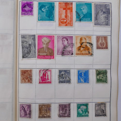 Vrac philatélique de timbres du monde neufs et oblitérés en un carton.