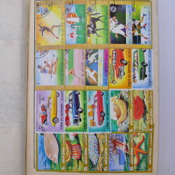 Vrac philatélique de timbres du monde neufs et oblitérés en un carton.