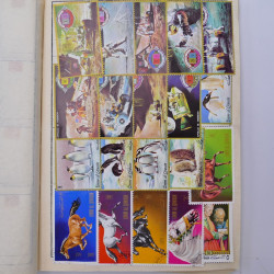 Vrac philatélique de timbres du monde neufs et oblitérés en un carton.