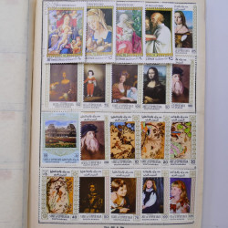 Vrac philatélique de timbres du monde neufs et oblitérés en un carton.