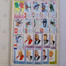 Vrac philatélique de timbres du monde neufs et oblitérés en un carton.