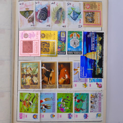 Vrac philatélique de timbres du monde neufs et oblitérés en un carton.