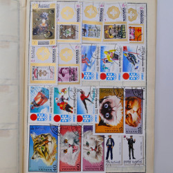 Vrac philatélique de timbres du monde neufs et oblitérés en un carton.