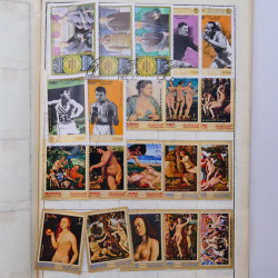 Vrac philatélique de timbres du monde neufs et oblitérés en un carton.